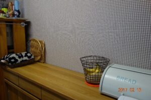 施工事例 キッチンの壁紙の張替え コンクリート風 織物調 リフォームを出雲市でするなら 有 アイディーワークにご相談ください